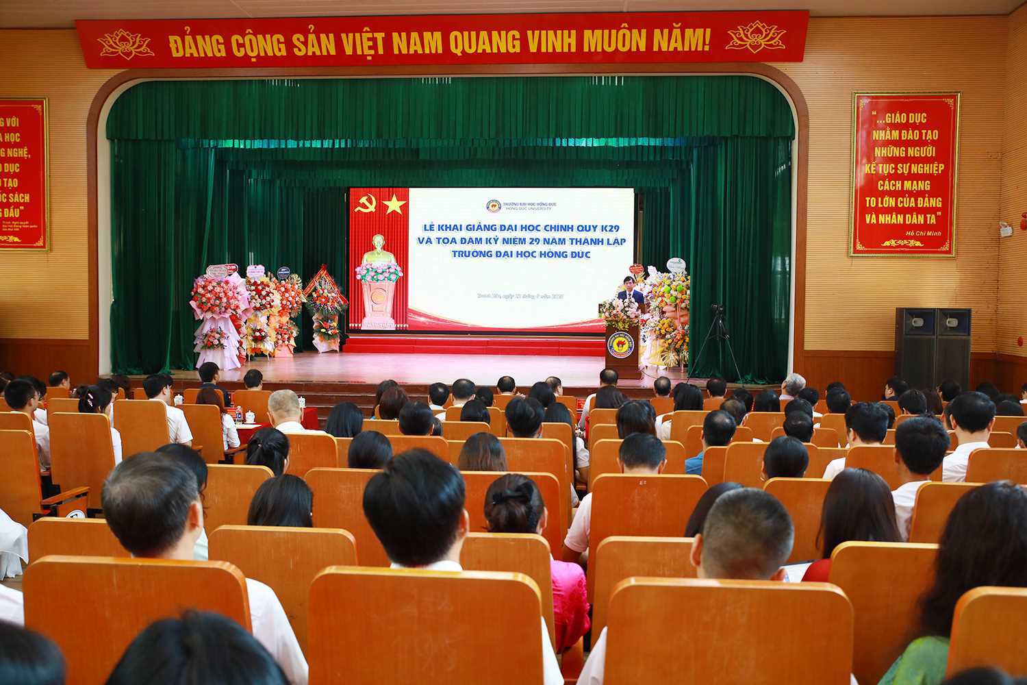 Trường Đại học Hồng Đức khai giảng đại học chính quy khóa 29 và phát động thi đua hướng tới kỷ niệm 30 năm thành lập
